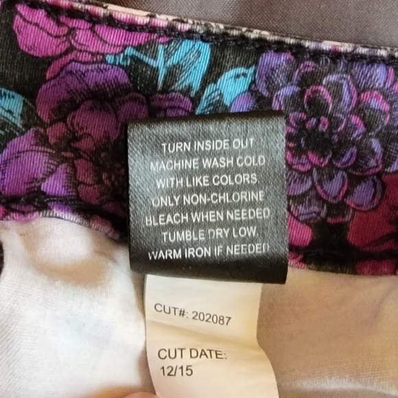 Skull Shorts 💀 Size 3 - Halloween Fun 💀 - Picture 4 of 5